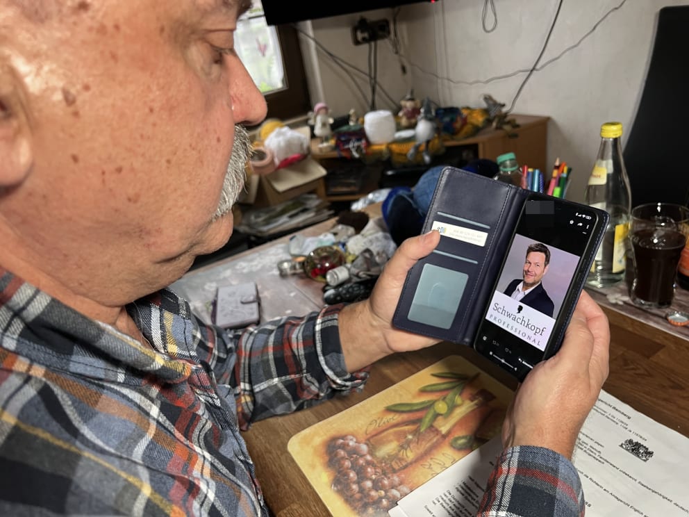 Der Mann hinter der ‘Schwachkopf-Affäre’ verstorben