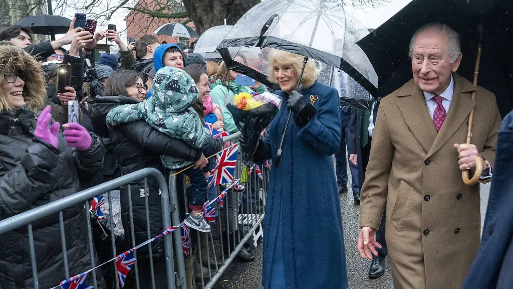 König Charles vermeidet Fragen zu Bruder Andrew