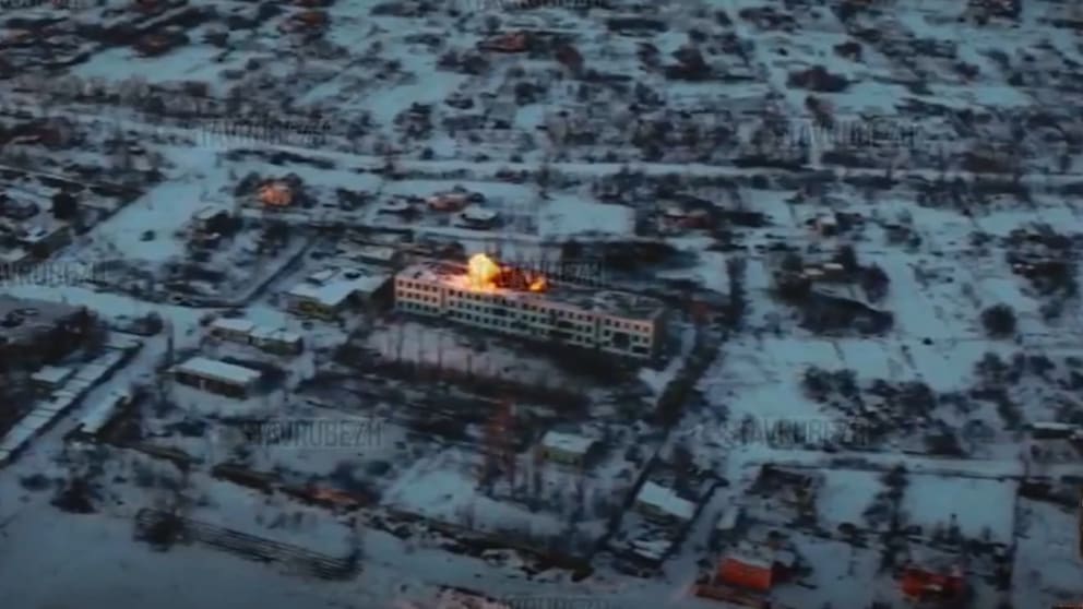 Moskaus Einsatz von Monsterbombe und skurrilen Schutzanzügen