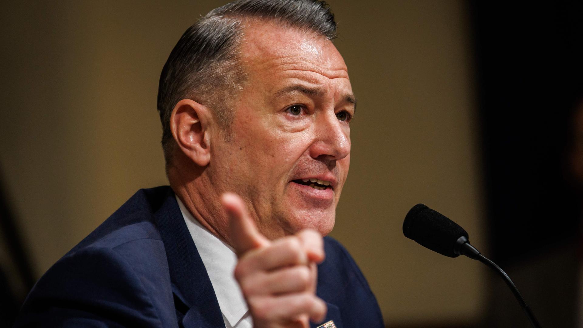 ICE-Direktor Lyons verteidigt Einsatzmethoden der Bundesbeamten