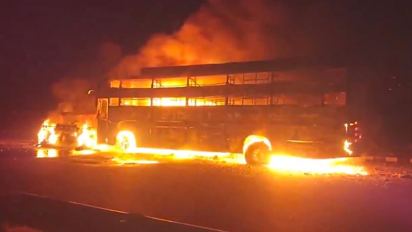 Tödlicher Unfall auf Autobahn in Indien: Feuerwehrkräfte im Einsatz