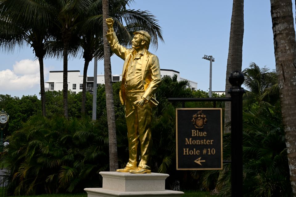 Goldene Trump-Statue und ihre Kontroversen
