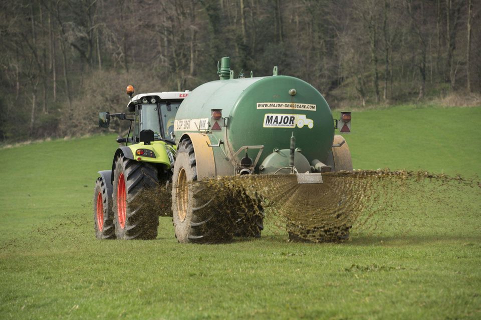 Landwirt im Norden Englands legt mit Gülle Protest gegen Falschparker ein