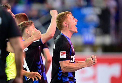 SC Paderborn besiegt VfL Wolfsburg und steigt auf