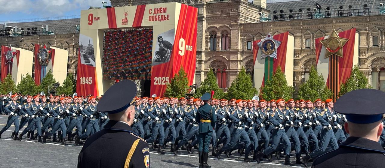 Siegesparade in Moskau ohne Militärgerät während Waffenruhe