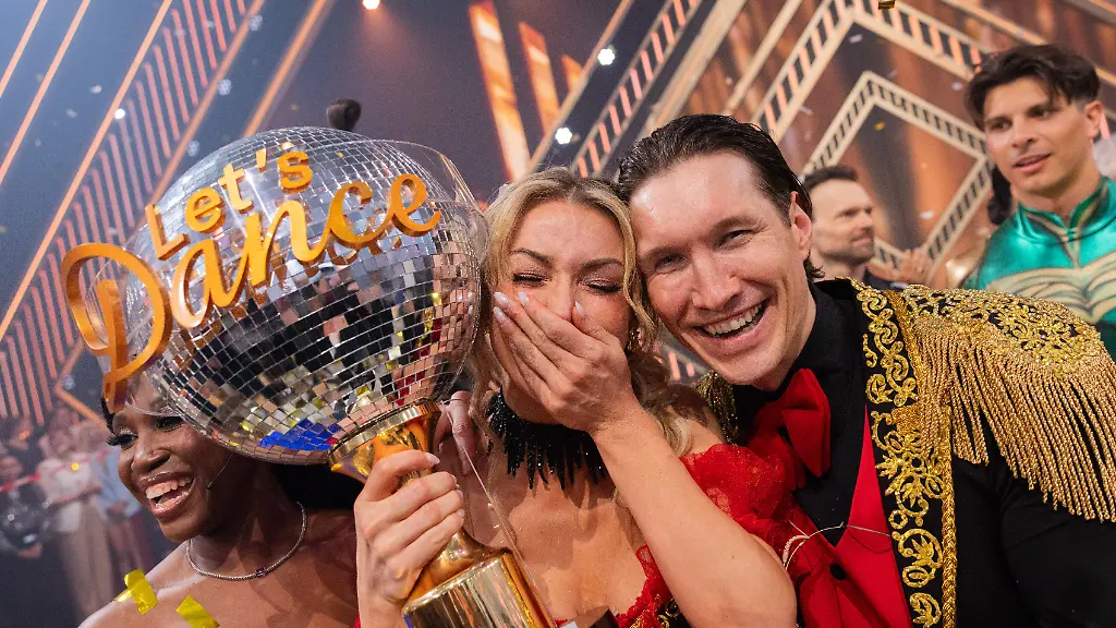 Anna-Carina Woitschack gewinnt spannende Staffel von ‘Let’s Dance’