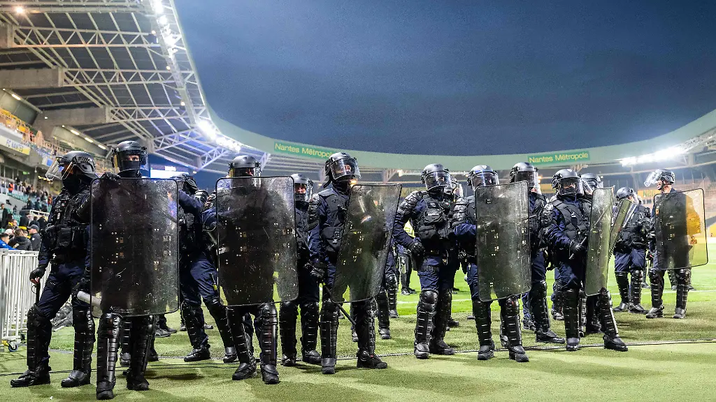 Abbruch des Spiels bei FC Nantes durch Fan-Sturm