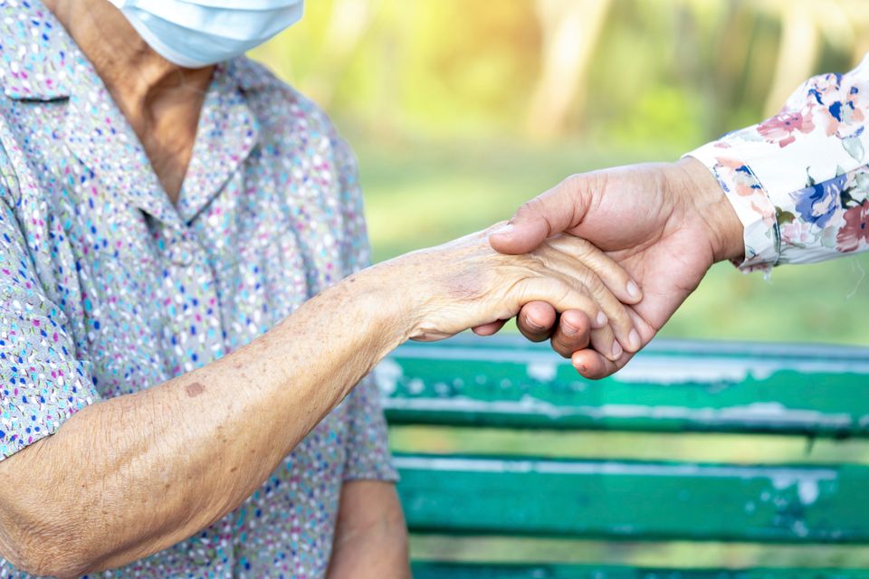 Debatte um Pflegeversicherung: Forderungen nach größerer Familienverantwortung