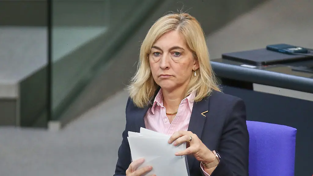 Warken kündigt umfassende Pflegereform bei Milliarden-Defizit an