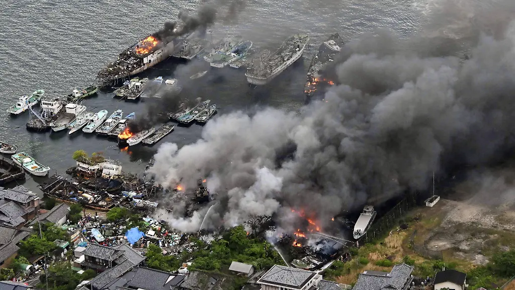 Evakuierung nach Großbrand in japanischer Werft