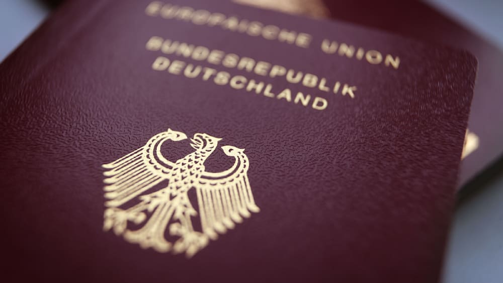 Rekordanstieg der Einbürgerungen in Deutschland