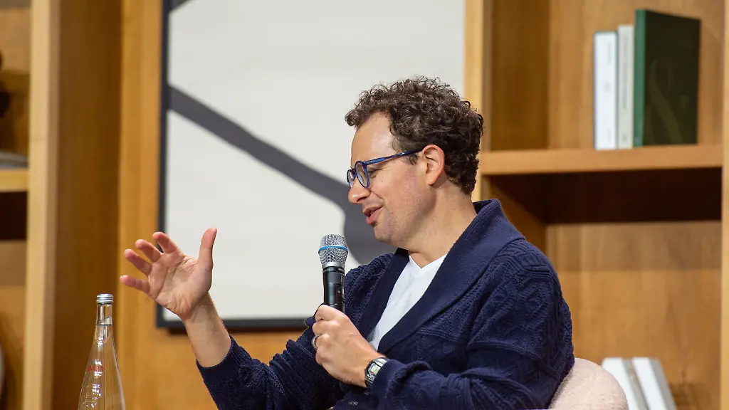 Anthropic überholt OpenAI mit 900 Milliarden Dollar Bewertung