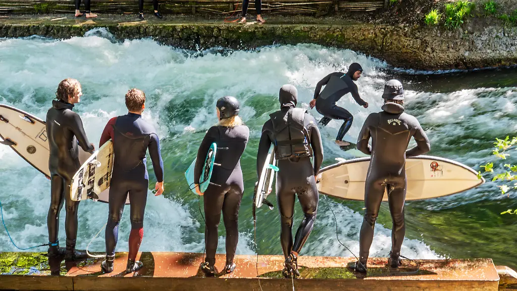 München öffnet die Eisbachwelle wieder fürs Surfen