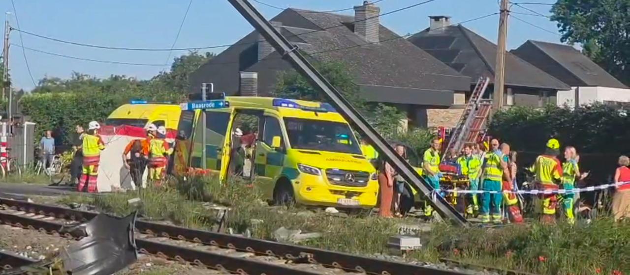 Schwerer Unfall in Belgien: Schulbus stößt mit Zug zusammen