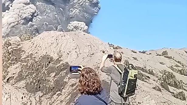 Touristen werden von Vulkanausbruch überrascht