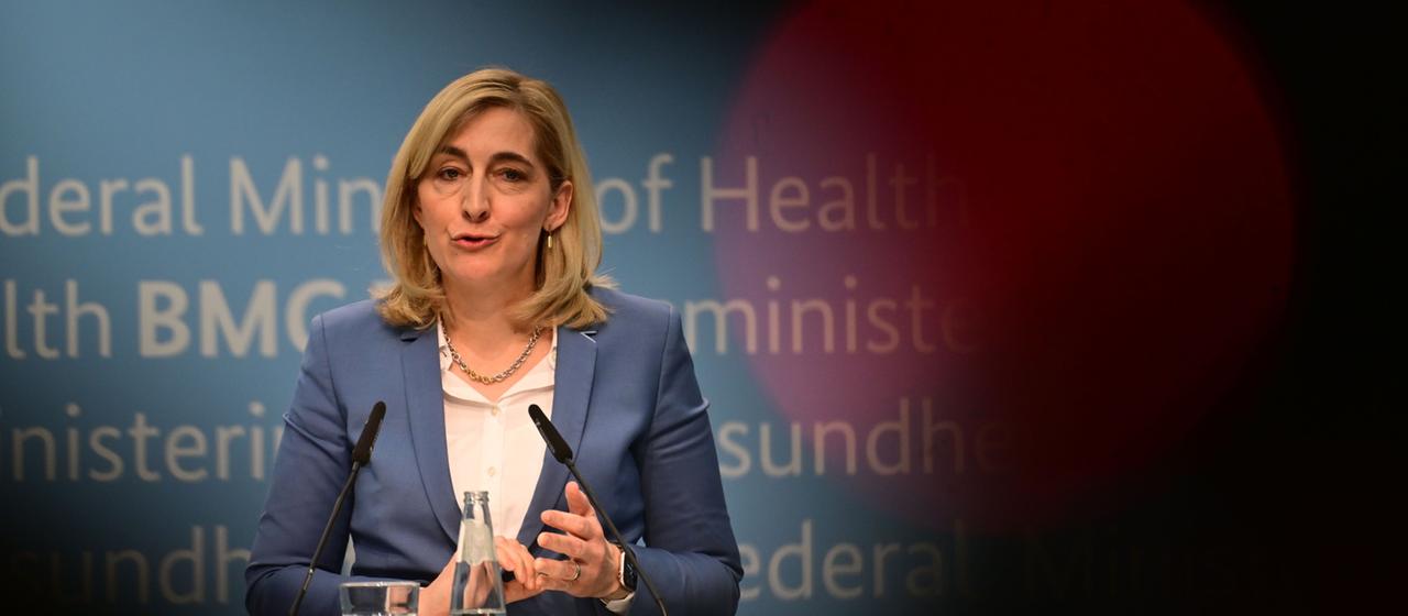 Warken kündigt Reform der Pflegeversicherung an