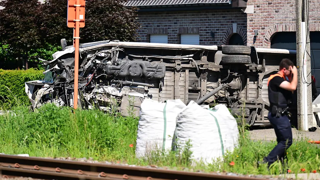 Tragischer Unfall: Schulbus und Zug stoßen in Belgien zusammen