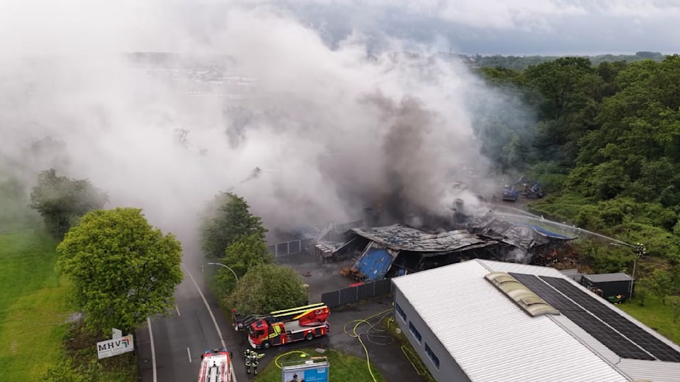 Feuer in Produktionshalle in NRW: Feuerwehr warnt vor Giftwolken