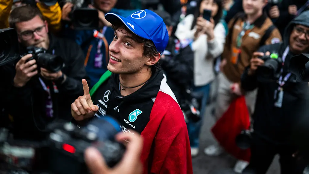 Formel-1-Spitzenreiter Kimi Antonelli und Lewis Hamilton im Fokus