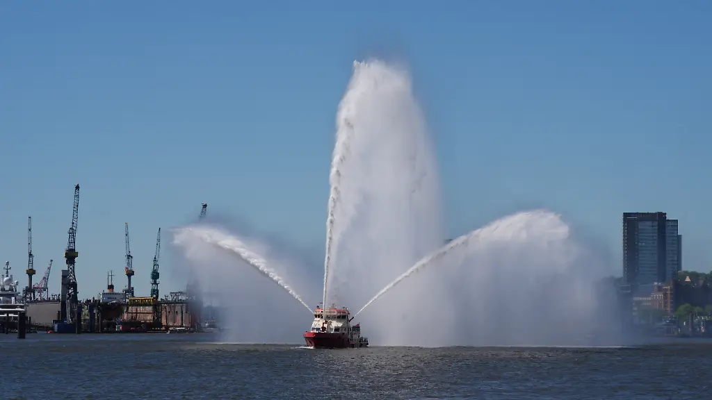 Brand auf Frachtschiff im Hamburger Hafen: Acht Schwerverletzte