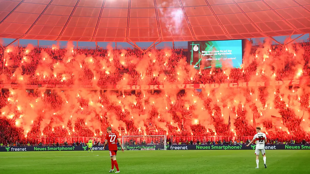 Fans protestieren beim Pokalfinale gegen den DFB