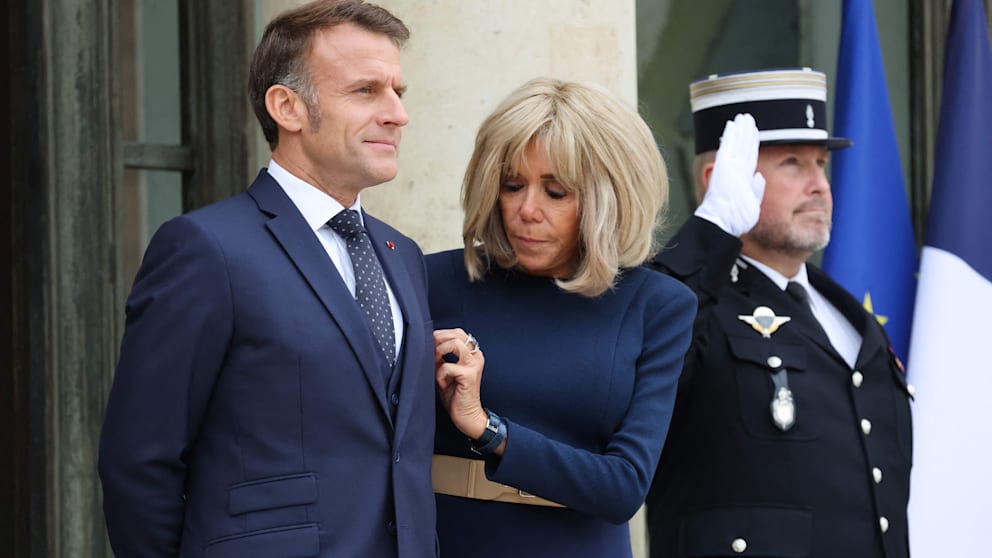 Einblicke in das Buch über das Präsidentenpaar Macron