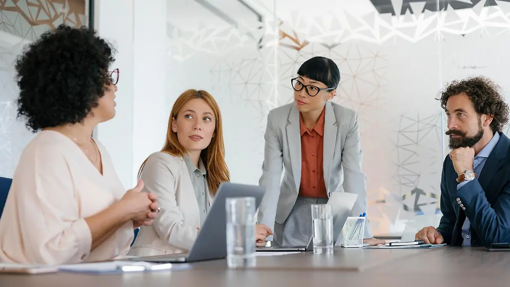 Machtspiele im Job: So erkennen und bewältigen Sie subtile Strategien