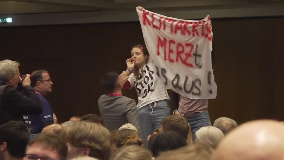 Störer unterbrechen Friedrich Merz bei Katholikentag
