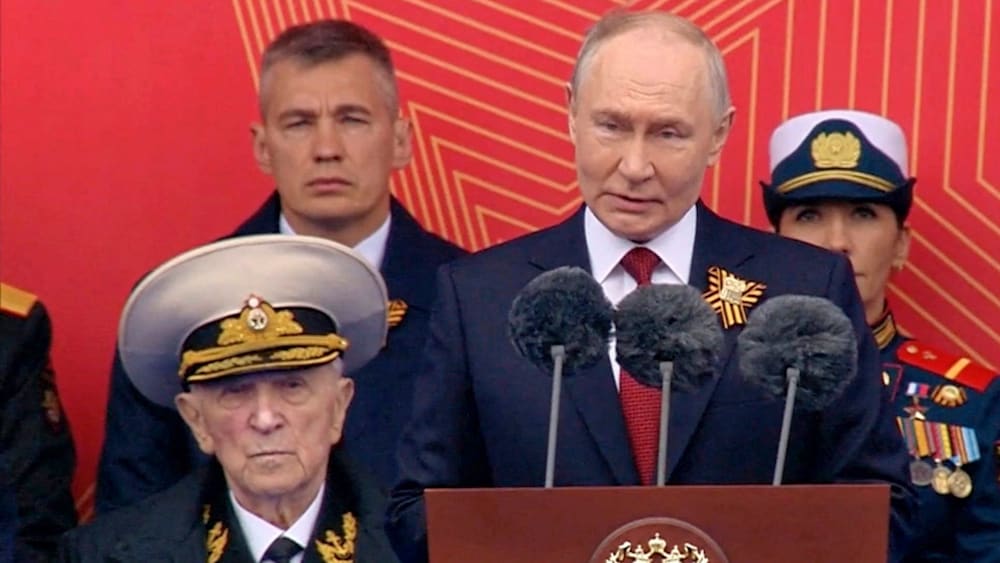 Putin beobachtet Militärparade ohne schwere Waffen – Moskau reagiert auf Selenskyjs Dekret