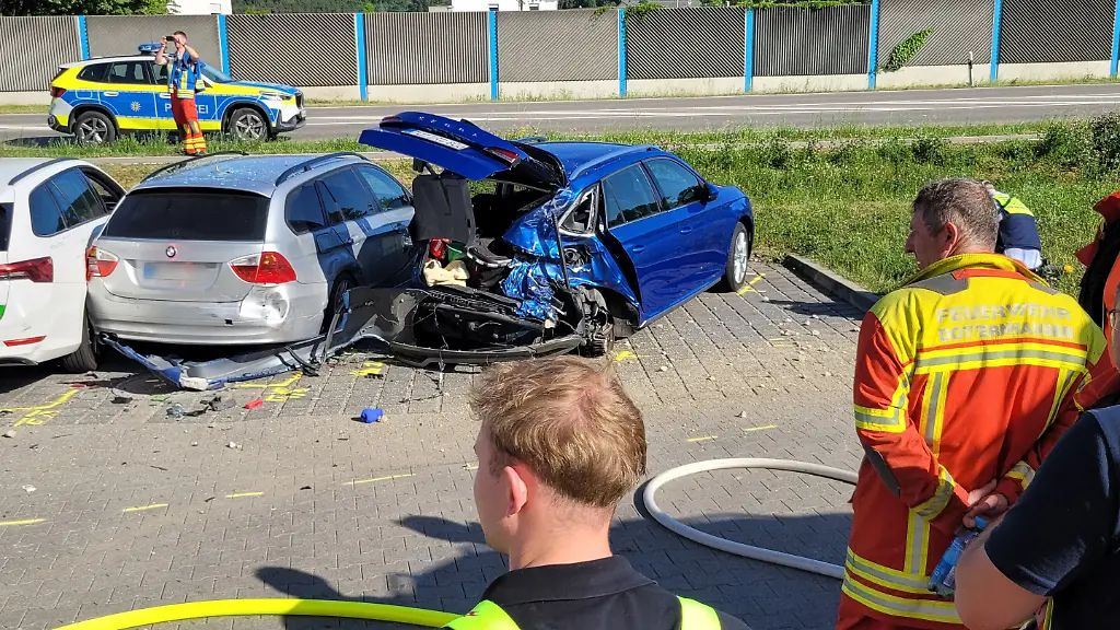 Tragischer Unfall in Dotternhausen: Senior überfährt Fußgänger auf Parkplatz