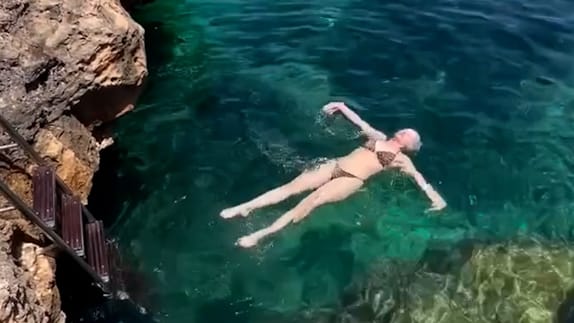 Daniela Katzenberger genießt Abkühlung im Wasser