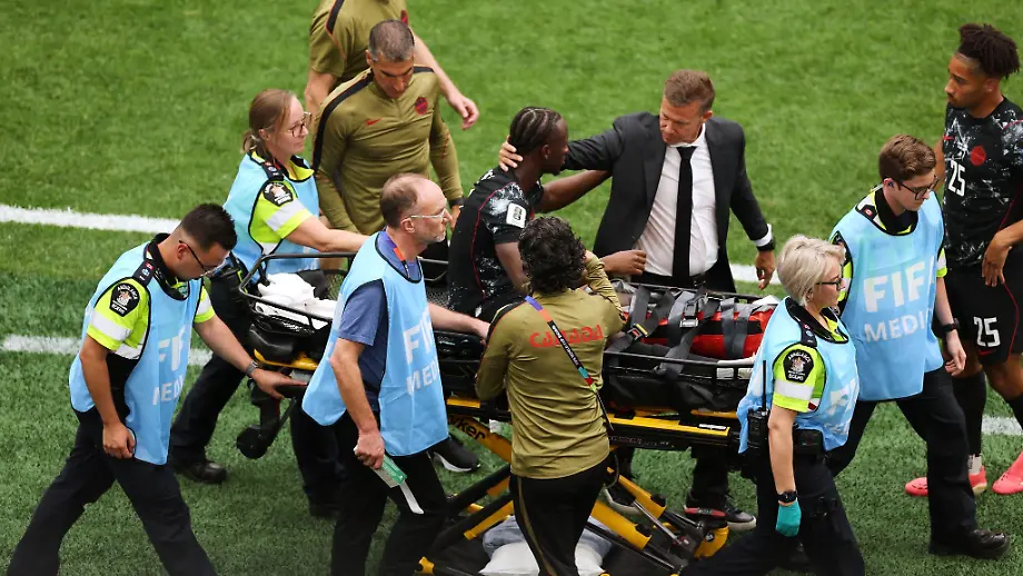 Rollstuhl-Auftritt: Emotionaler Empfang für Kanadas Koné im Stadion
