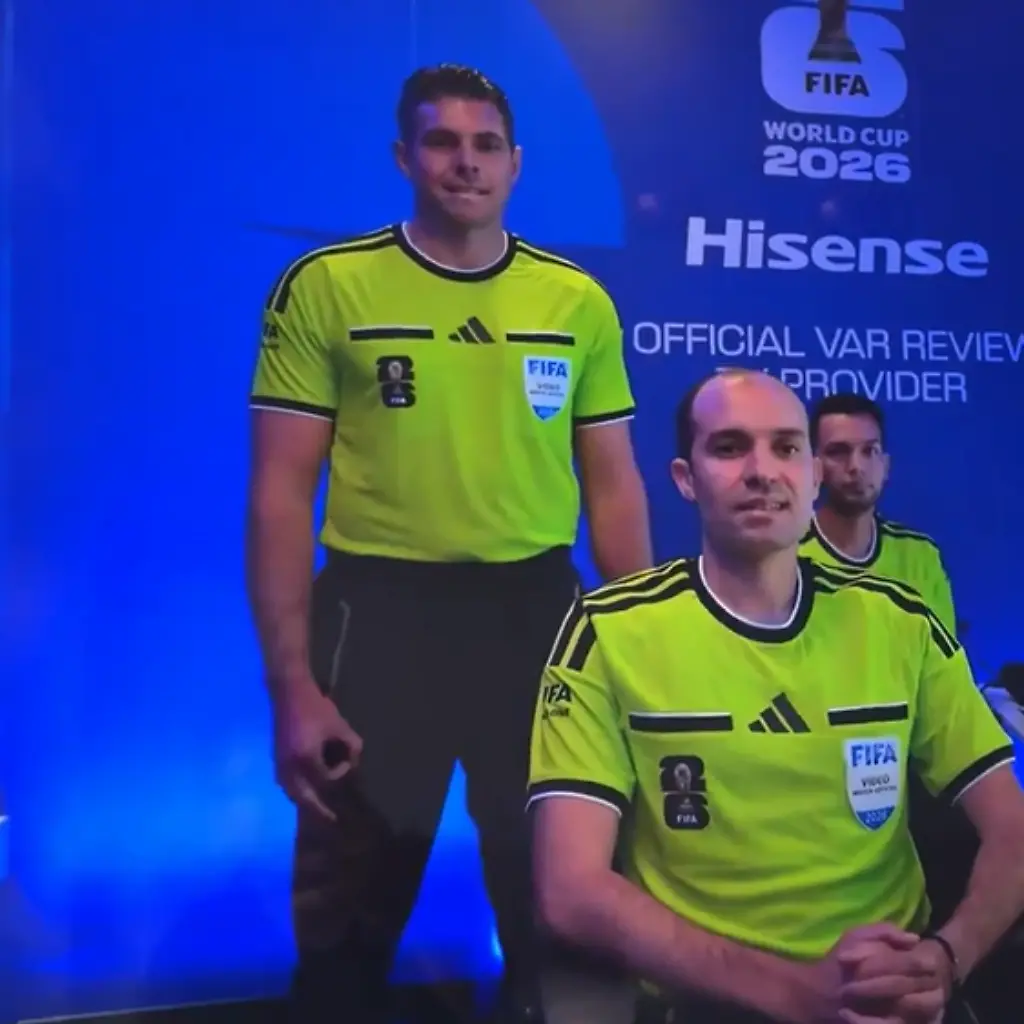 VAR Shaun Evans unter Verdacht: Kontroverses Handzeichen sorgt für Diskussionen