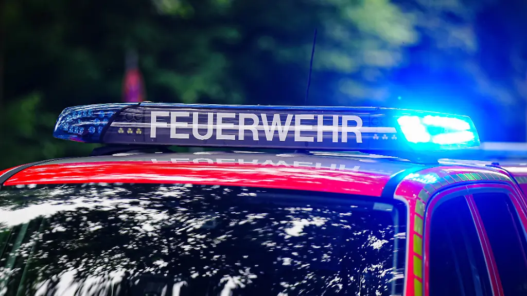 Feuerwehrmann wird bei Einsatzfahrt geblitzt – Gericht hebt Bußgeld auf