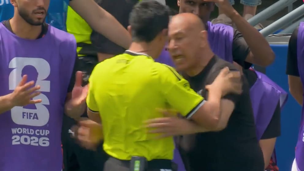 Ägyptens Trainer Hossam Hassan protestiert heftig wegen Elfmeter