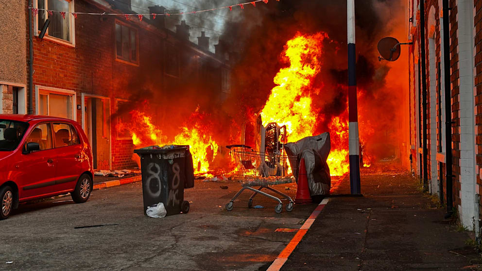 Belfast im Chaos: Gewalt nach Messerattacke