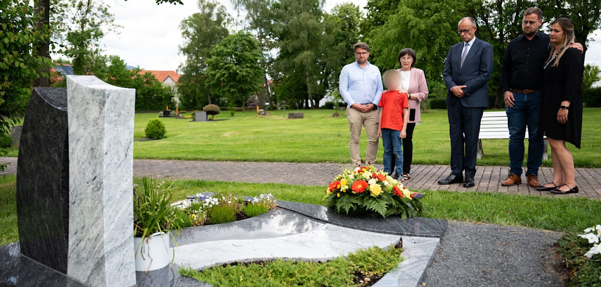 Merz besucht Grab von Walter Lübcke zum Jahrestag seiner Ermordung