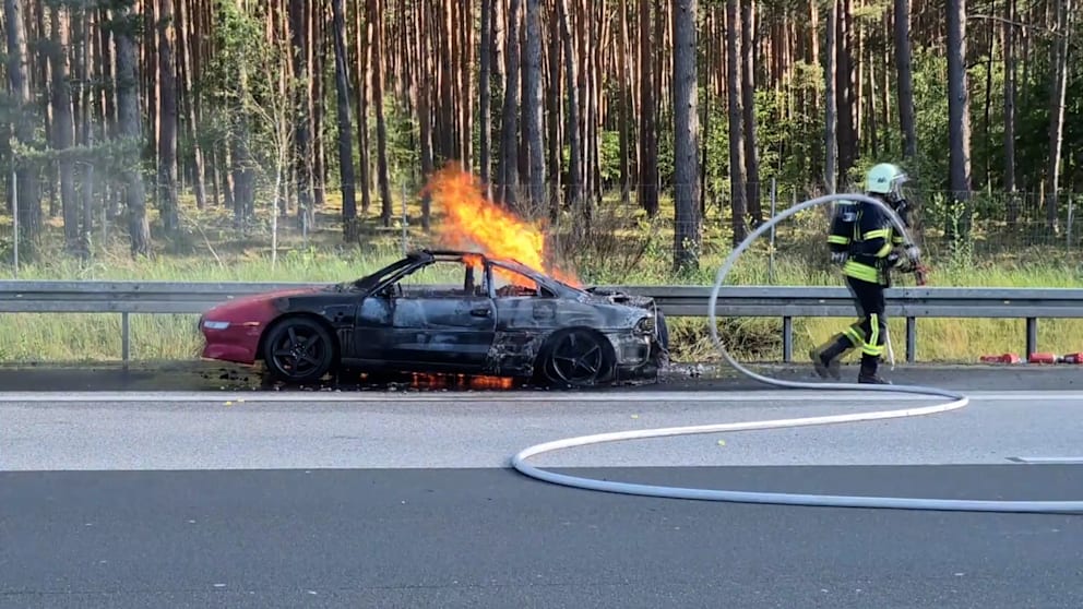 Sportwagen auf A10 gerät in Brand