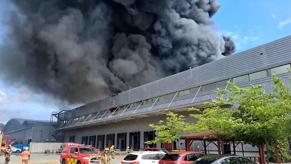 Dichter Rauch über Barcelona: Honda-Fabrik steht in Flammen