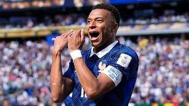 Mbappé führt Frankreich zu einem historischen Auftaktsieg gegen Senegal