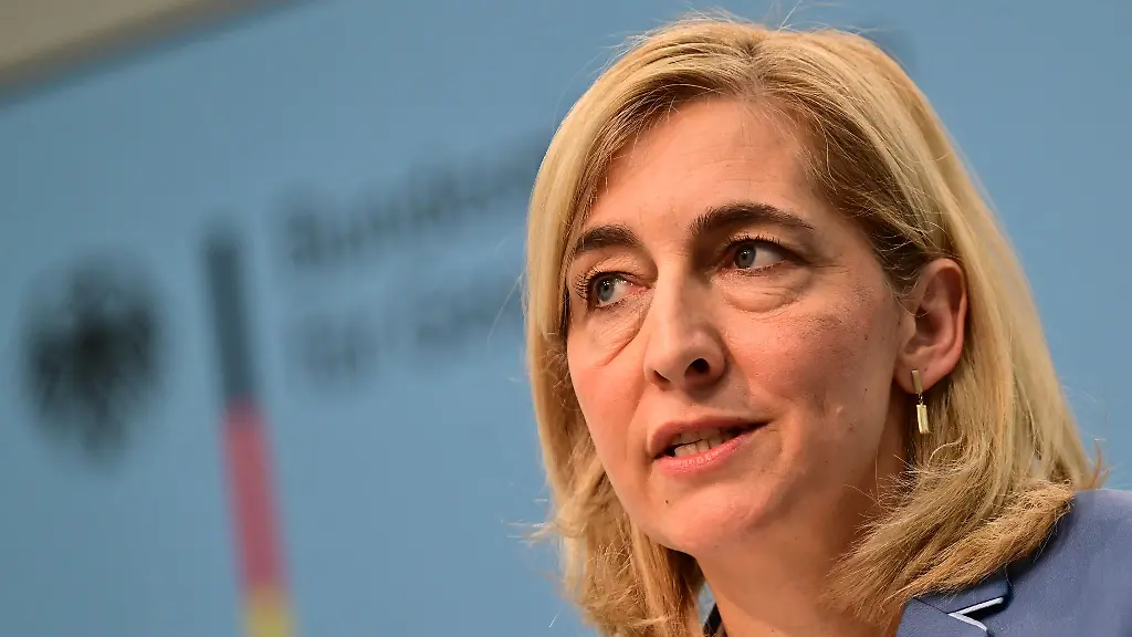 Warken verteidigt Pläne zur neuen Regelung der Pflegekosten