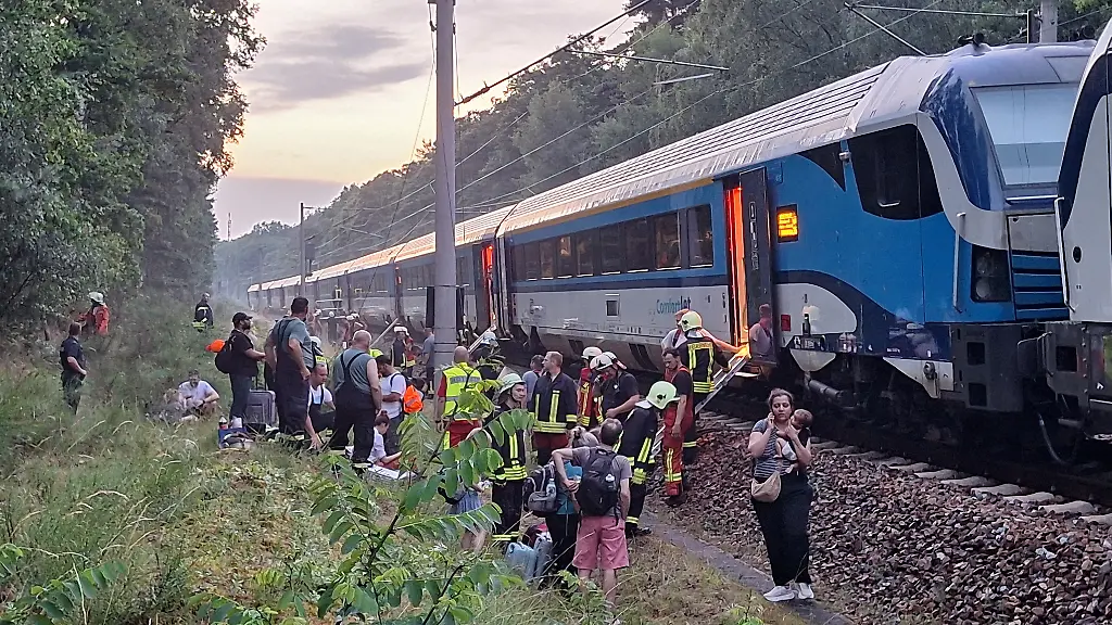 Zugreise mit Problemen: 630 Passagiere stranden in Brandenburg