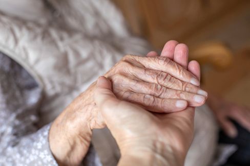 Pflegereform: Kontroversen um Einsparungen und Mehrbelastungen