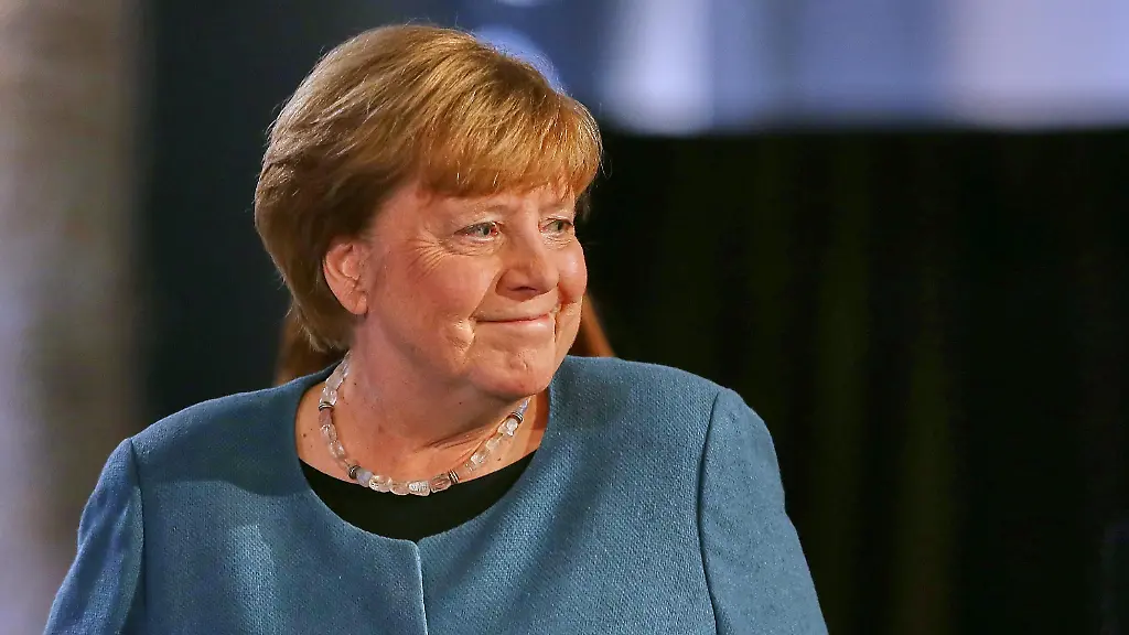 Merkel verteidigt die Regierung und kritisiert soziale Medien