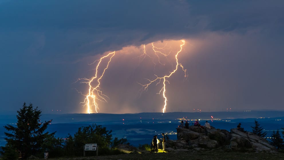 Unwetter mit Starkregen und Blitzeinschlägen in Deutschland