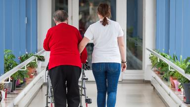 Pflegekosten und Reformen im Fokus: Die aktuelle Debatte über Pflegeheime