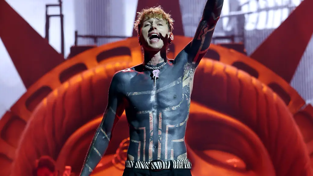 Machine Gun Kellys drastische Transformation: Auswirkungen eines umfassenden Blackout-Tattoos