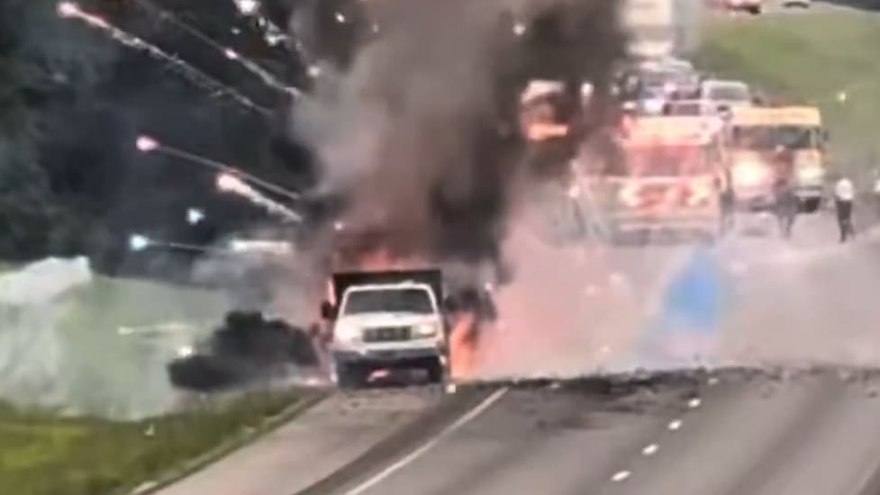Explosion eines Feuerwerks-Anhängers auf US-Autobahn sorgt für Sperrung