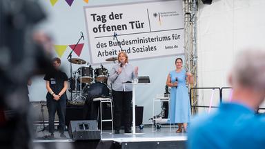 Einblick in die Arbeit der Bundesregierung: Tag der offenen Tür zieht Besucher an