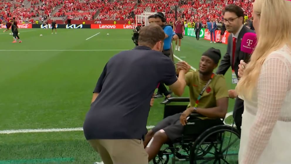 Thomas Müller und die herzliche Geste für Ismaël Koné